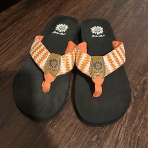 4 pairs of Yellow Box flips flops size 7.5